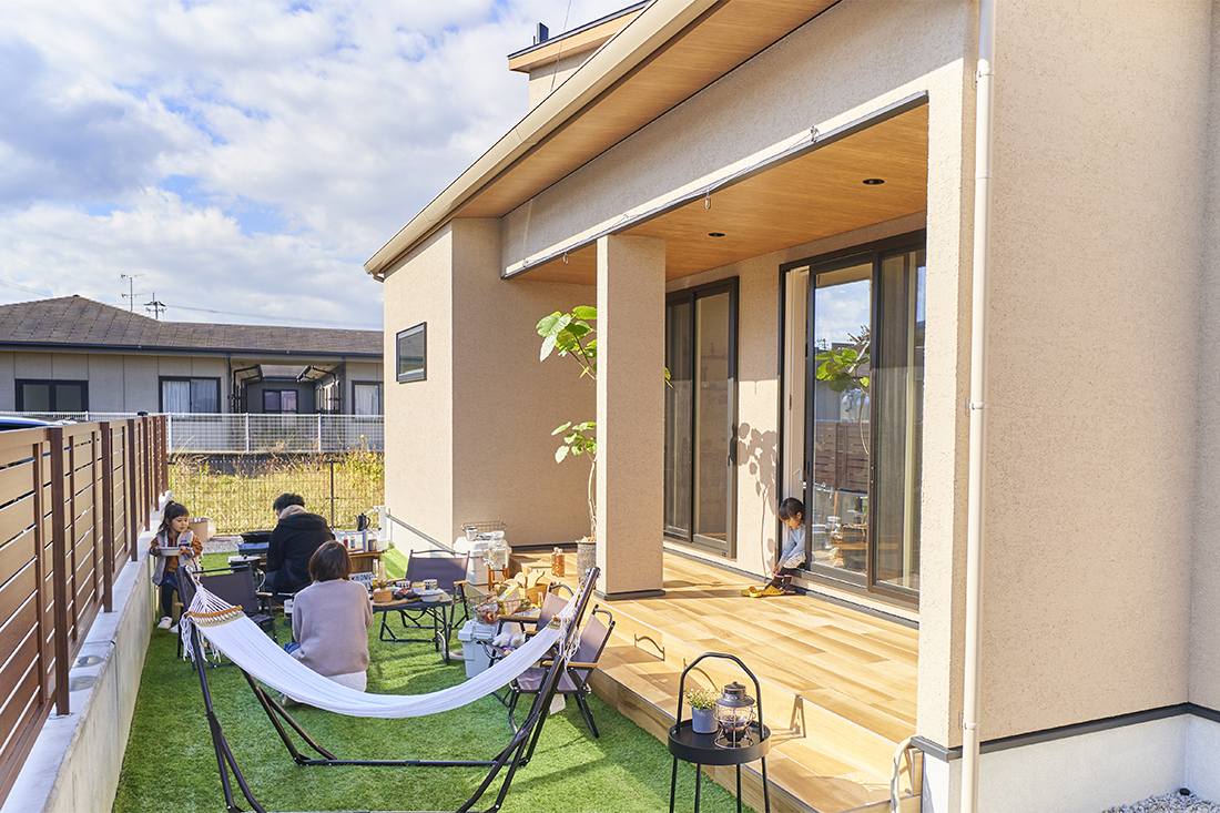 木目がアクセントのアウトドアを楽しめる平屋