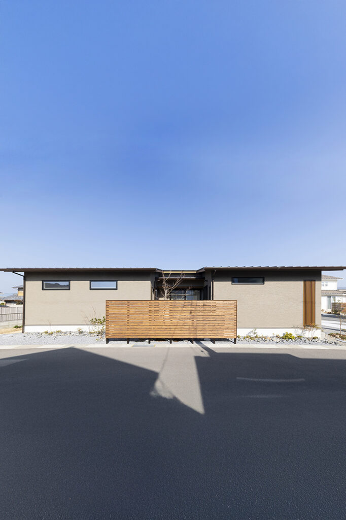 吹付塗装と木目が調和する和モダンの平屋