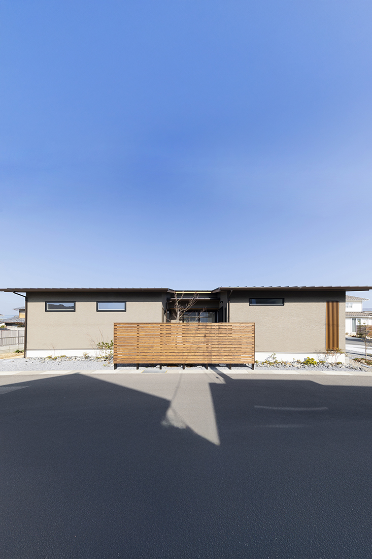 吹付塗装と木目が調和する和モダンの平屋