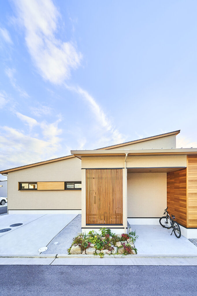 木目がアクセントのアウトドアを楽しめる平屋