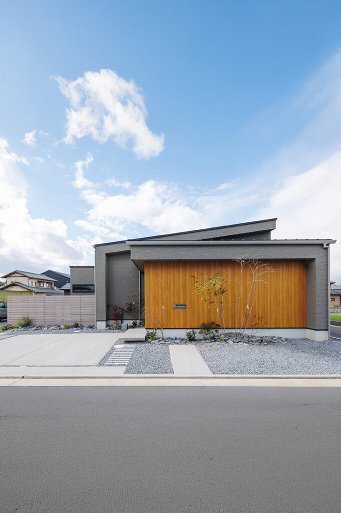 木目を取り入れたグレーの平屋