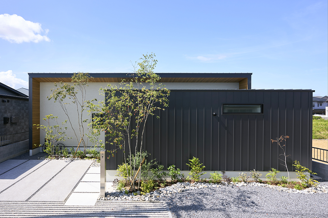 ガルバリウムと吹付塗装を使用した軒天の木目がアクセントの外観