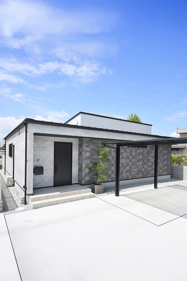 グレーが彩る平屋の外観