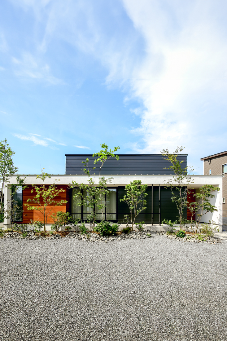 ガルバリウムや板張りを施したシンプルモダンな平屋