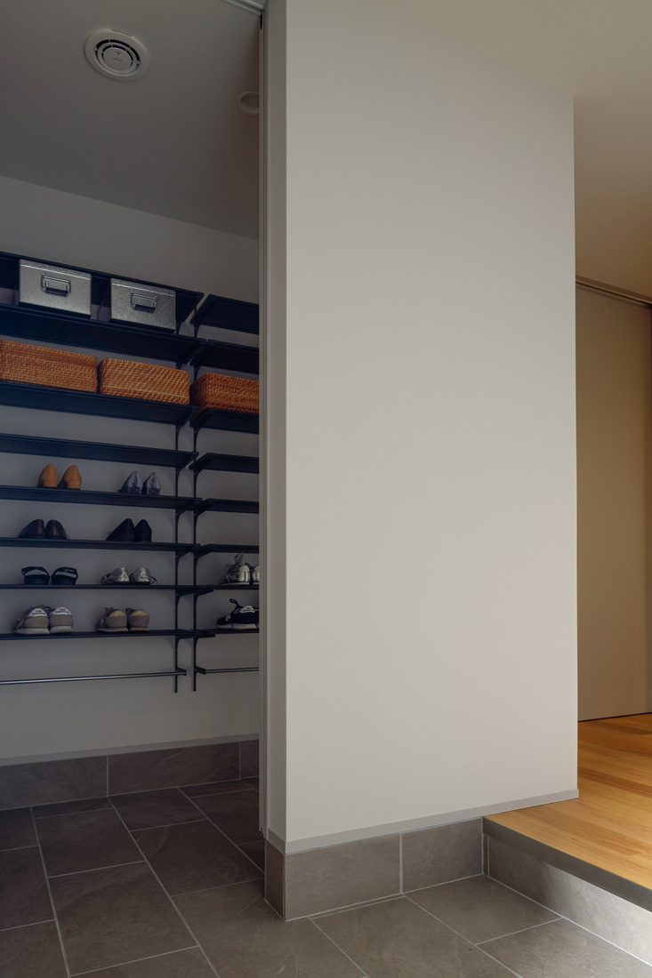 木目とホワイトを組み合わせた土間収納のある玄関