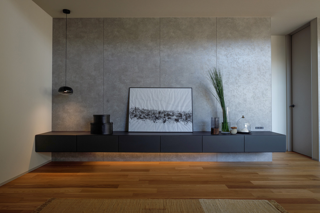 グレーと木目を組み合わせたシンプルなリビング