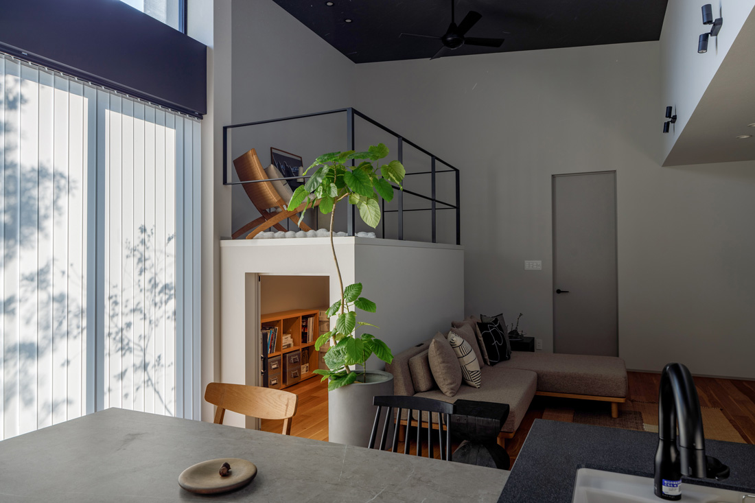 季節ものや普段使用しないものをまとめて片づけられる収納