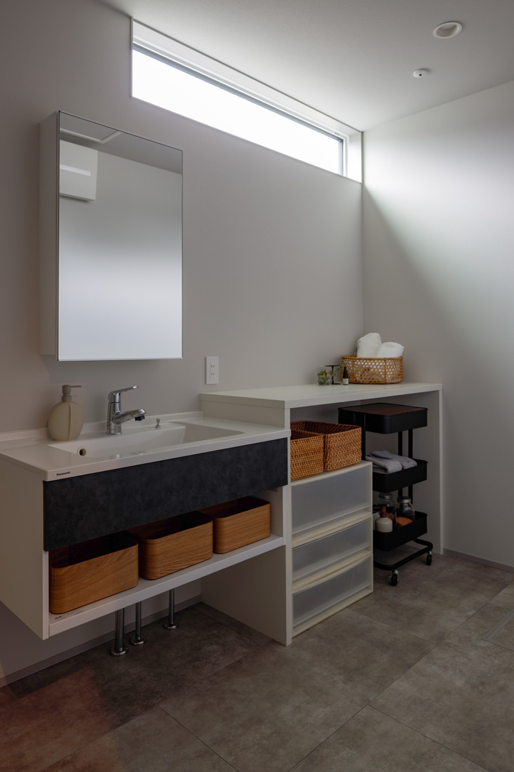 洗面台と作業カウンターのあるランドリールーム