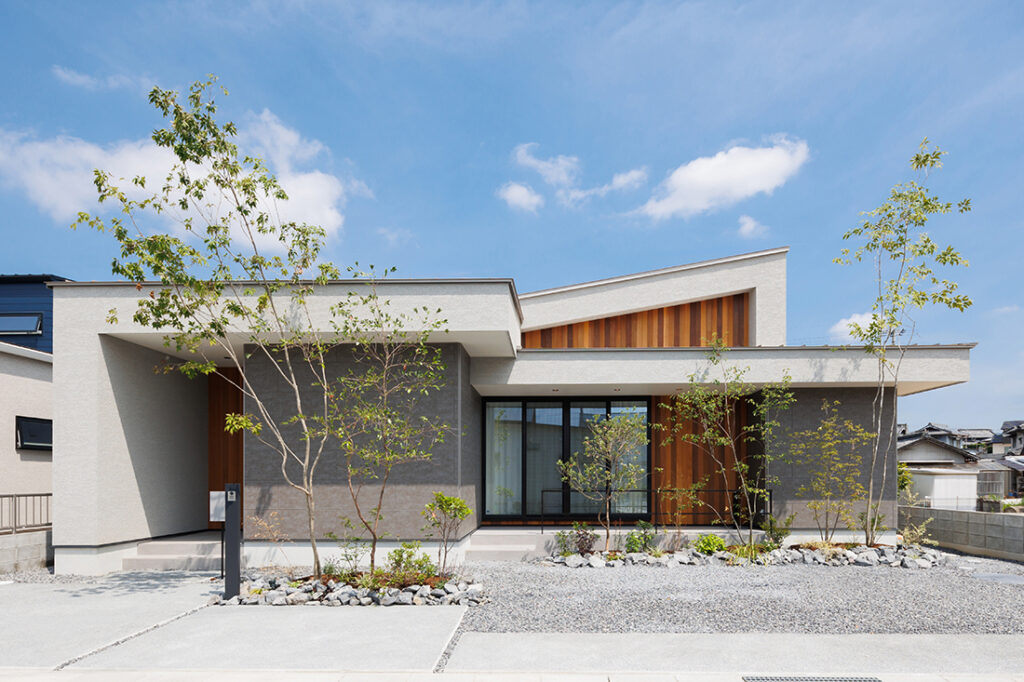 平屋が高いって本当？平屋住宅の魅力や建てる際の注意点とは