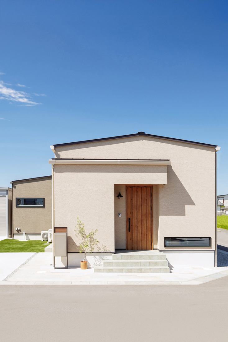 ベージュの外壁×三角屋根のナチュラルな平屋