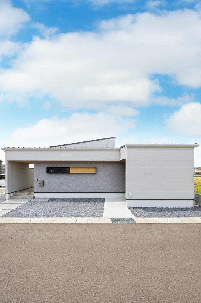 ガレージで趣味を楽しむグレーの平屋