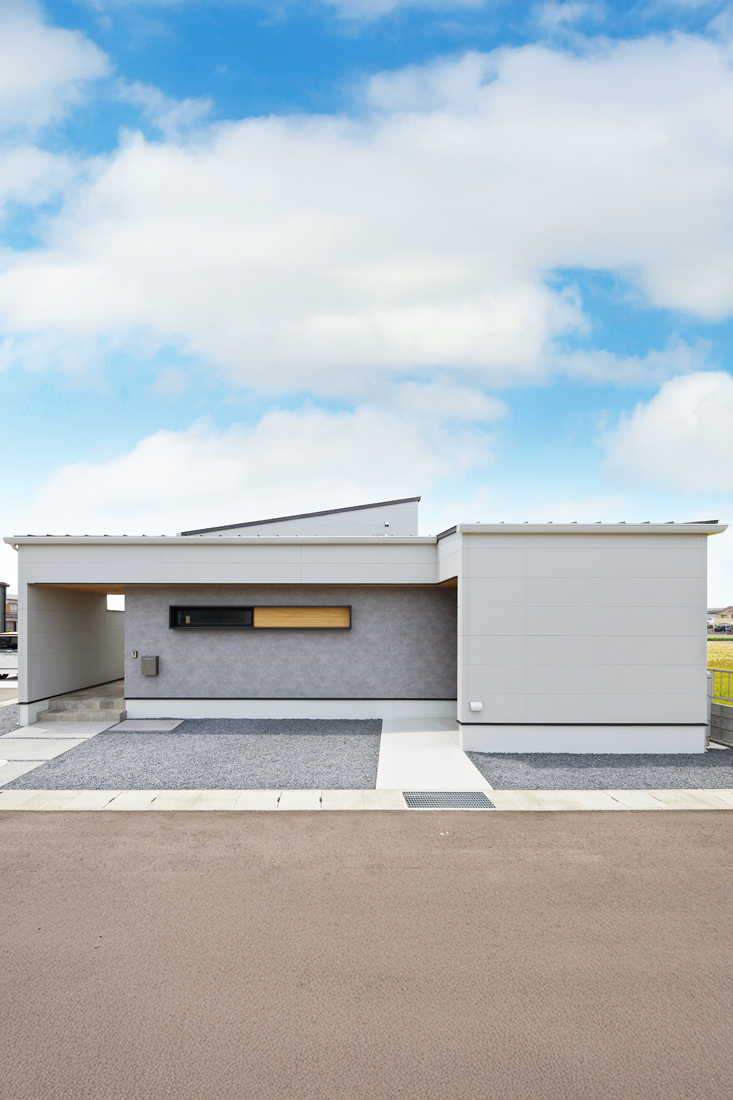 ガレージで趣味を楽しむグレーの平屋