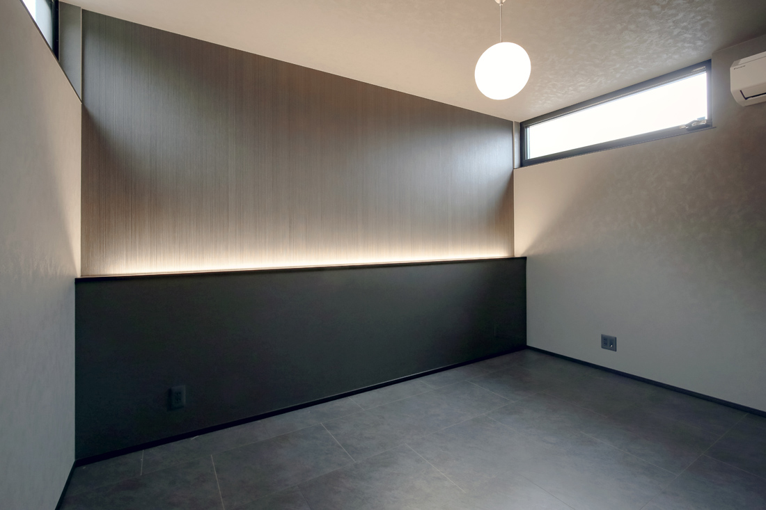 優しい空間に包まれるモノトーンの平屋