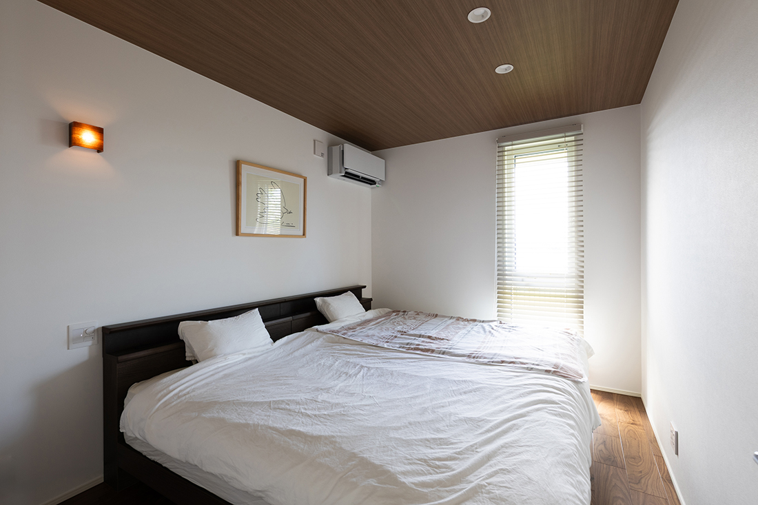 天井の木目クロスが優しい主寝室