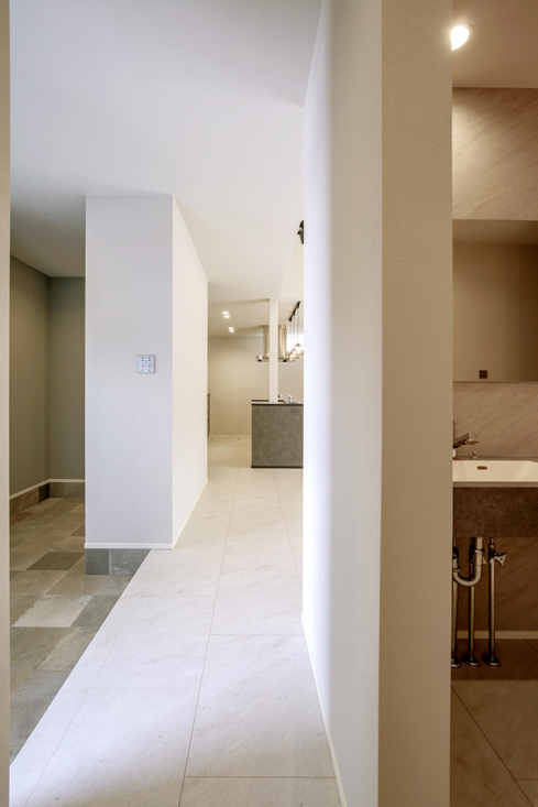 優しい空間に包まれるモノトーンの平屋