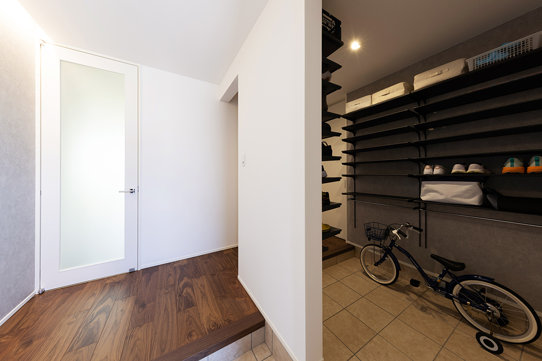 家族用玄関と来客用玄関の2つを叶えた玄関ホール