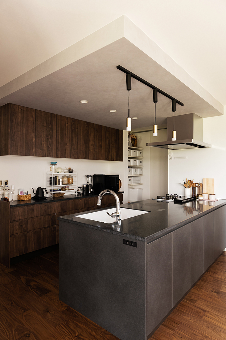 折り下げ天井が印象的なブラックのキッチン