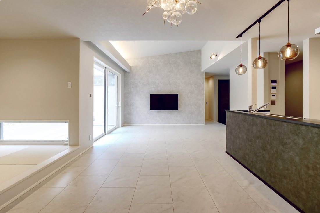 優しい空間に包まれるモノトーンの平屋