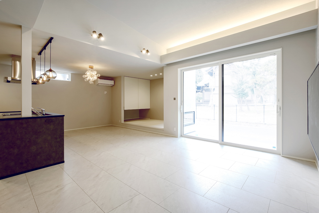 優しい空間に包まれるモノトーンの平屋