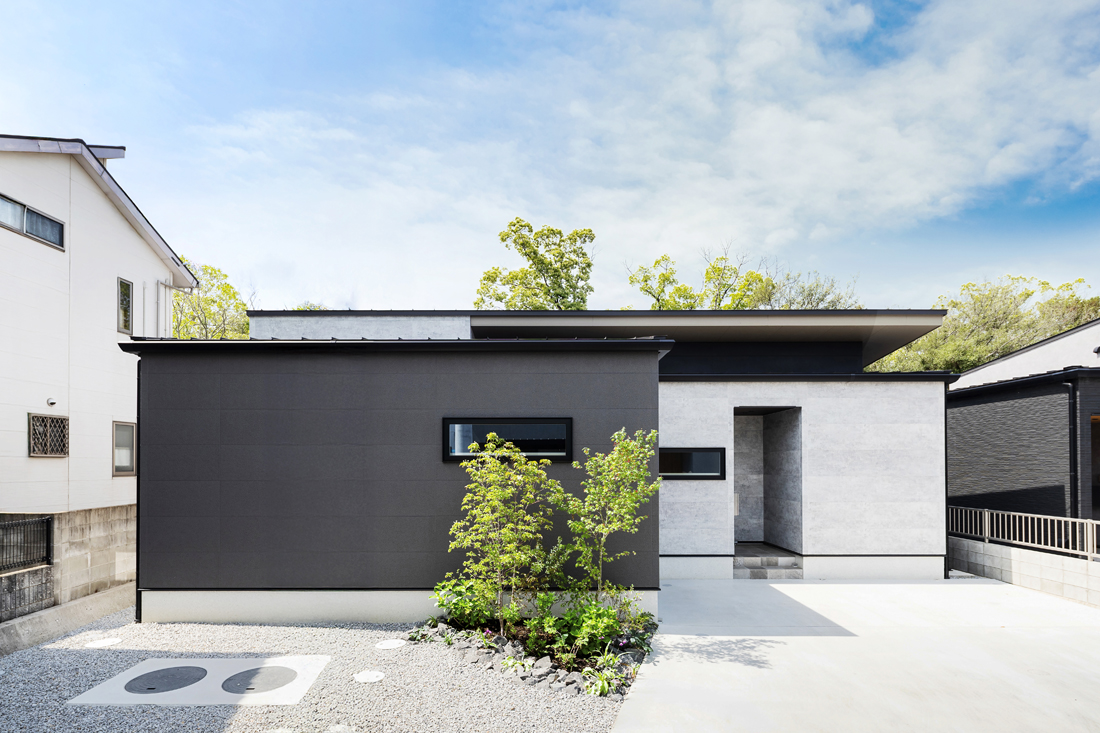 優しい空間に包まれるモノトーンの平屋