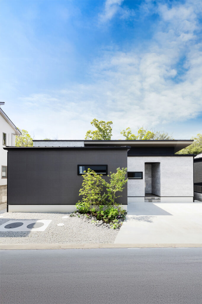 優しい空間に包まれるモノトーンの平屋