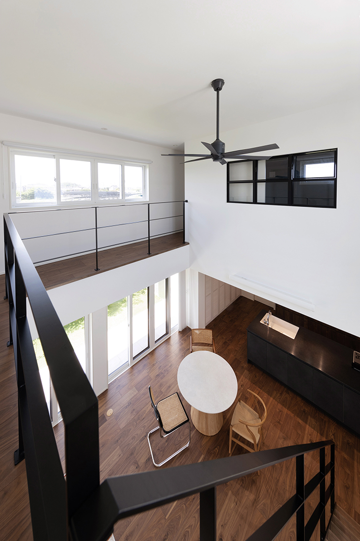 吹き抜けでLDKと繋がる2階フロア