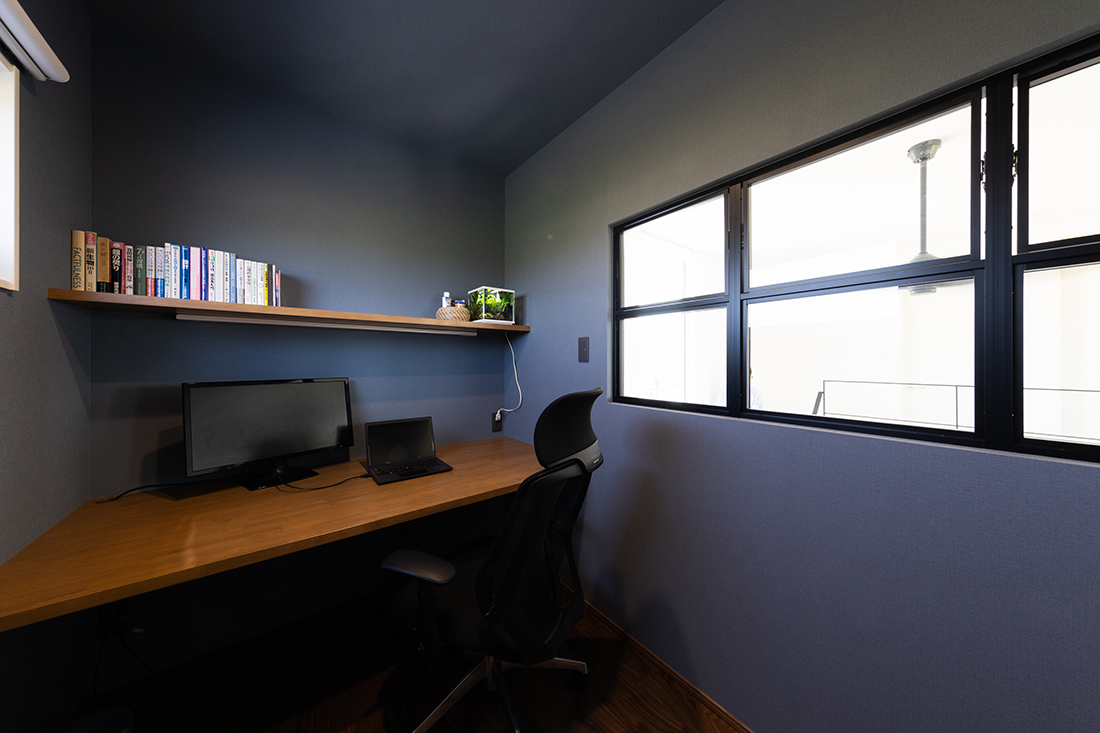 室内窓のある落ち着いた書斎