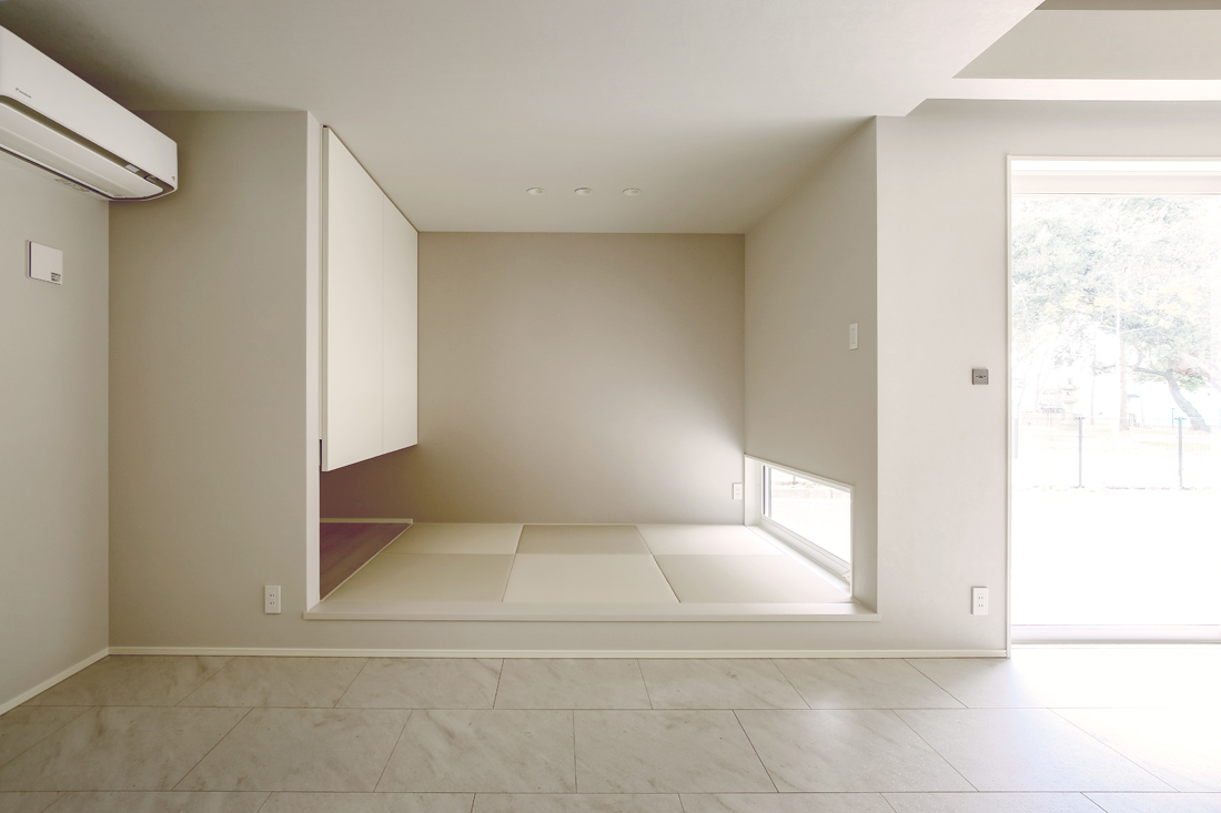 優しい空間に包まれるモノトーンの平屋