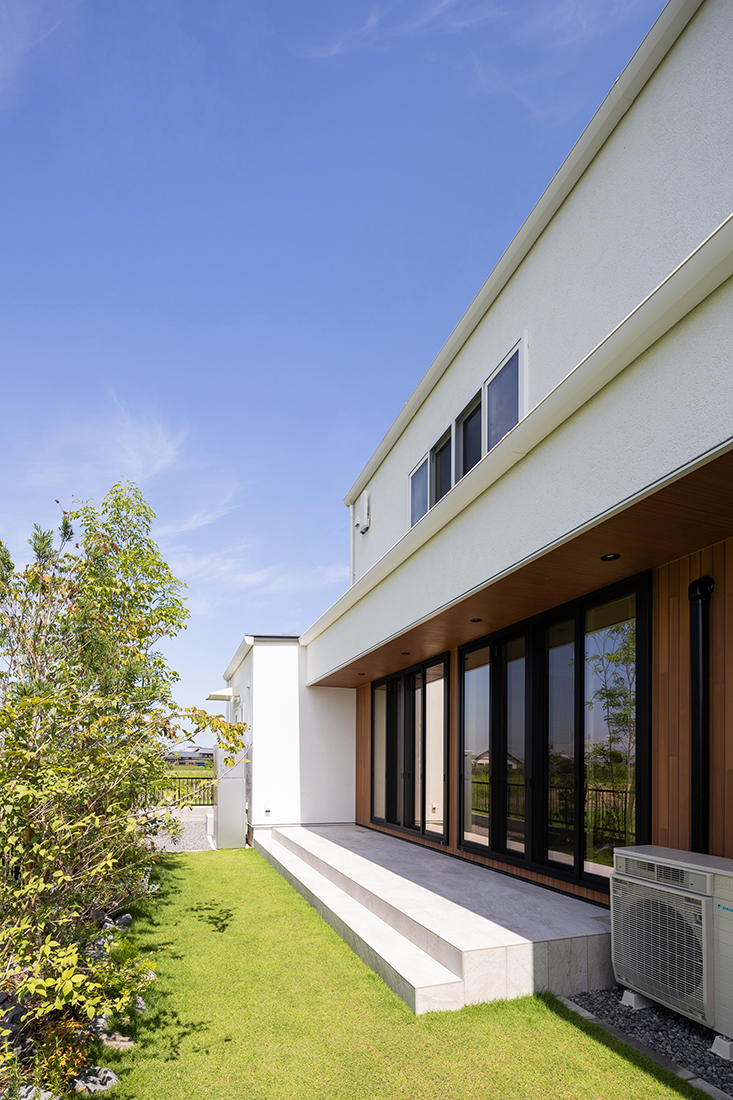 植栽で外からの目線をカットした庭