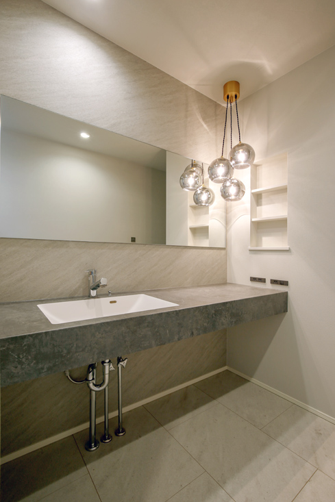 優しい空間に包まれるモノトーンの平屋