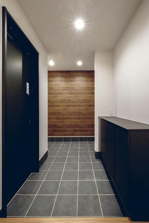 ブラック×木目のスタイリッシュな平屋