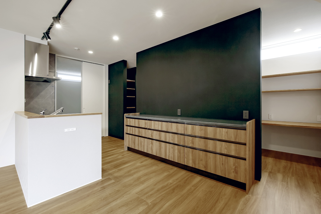 ブラック×木目のスタイリッシュな平屋