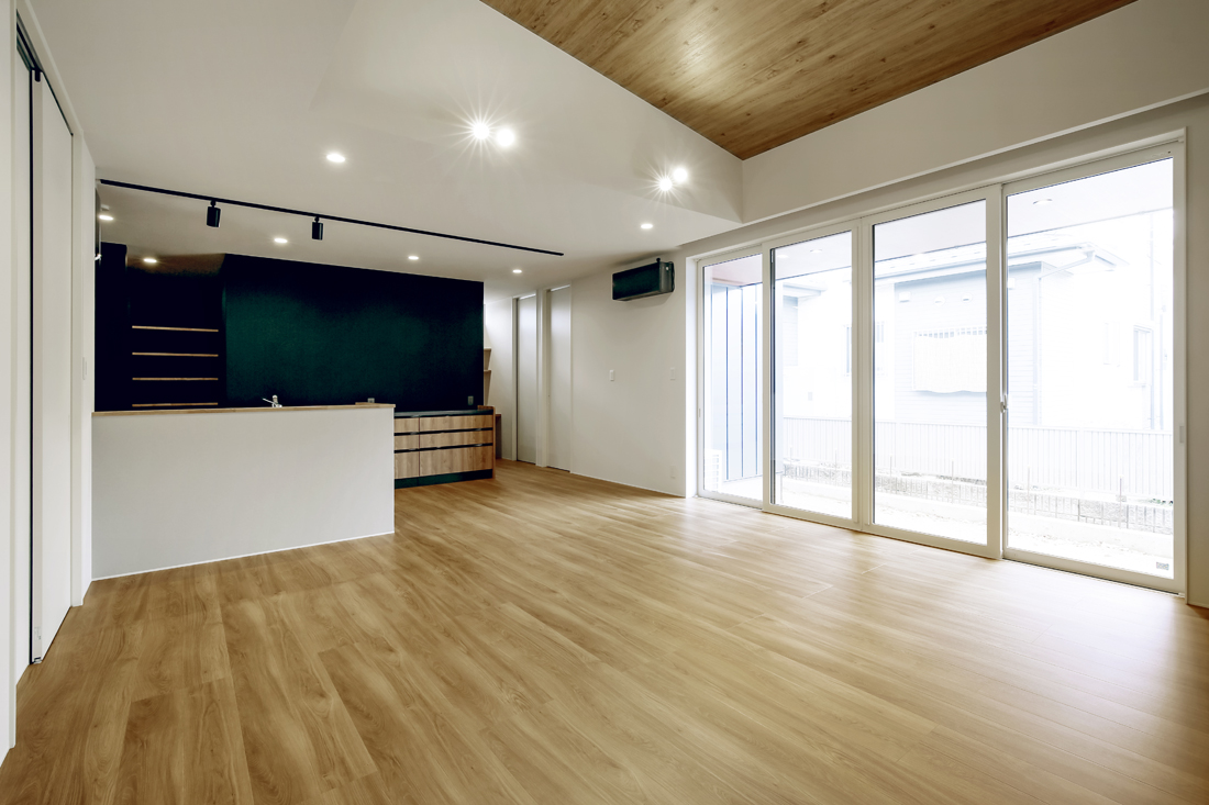 ブラック×木目のスタイリッシュな平屋