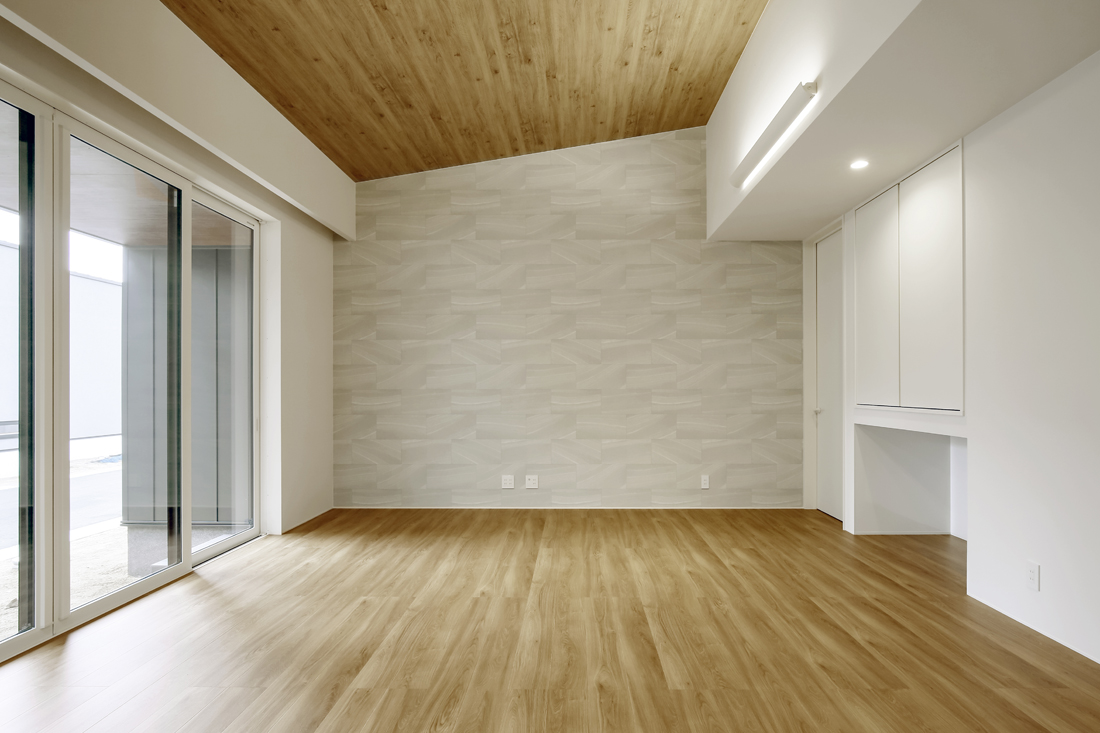 ブラック×木目のスタイリッシュな平屋