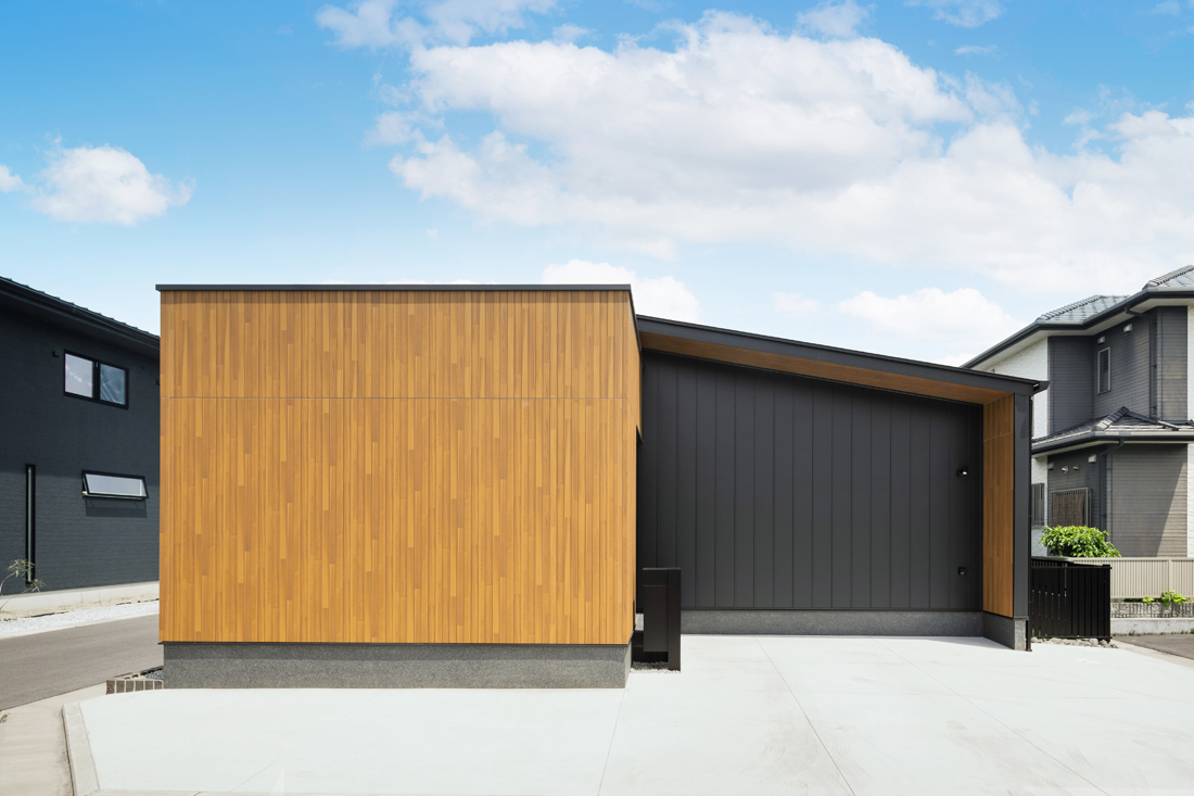 ブラック×木目のスタイリッシュな平屋