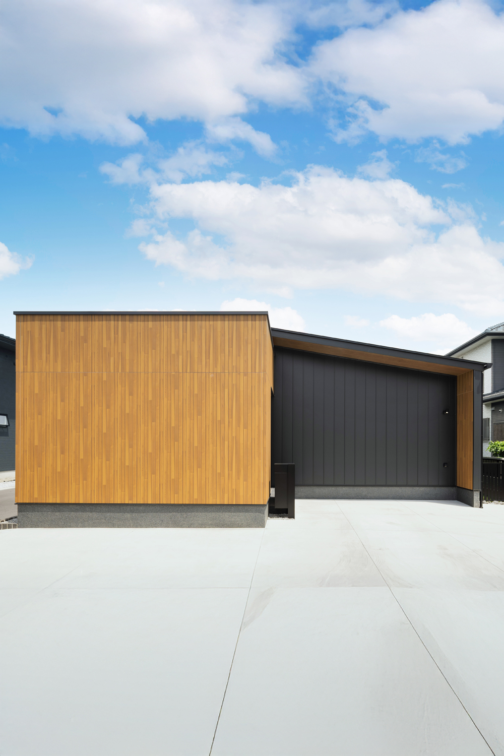 ブラック×木目のスタイリッシュな平屋