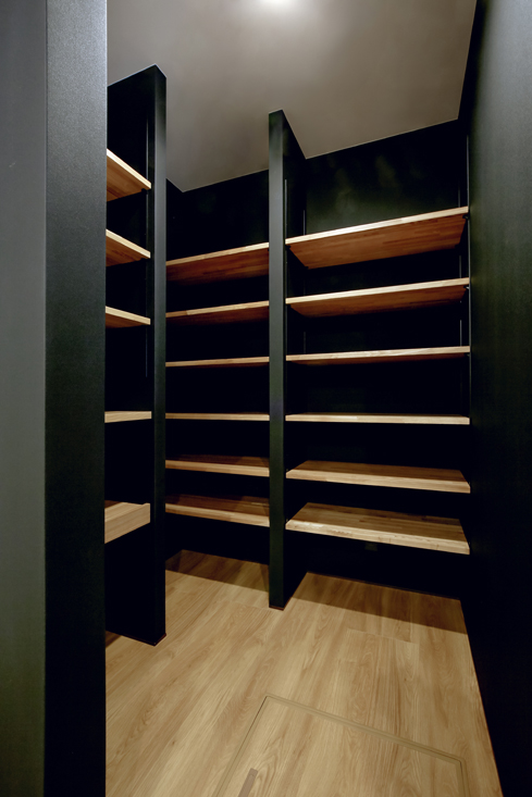 ブラック×木目のスタイリッシュな平屋