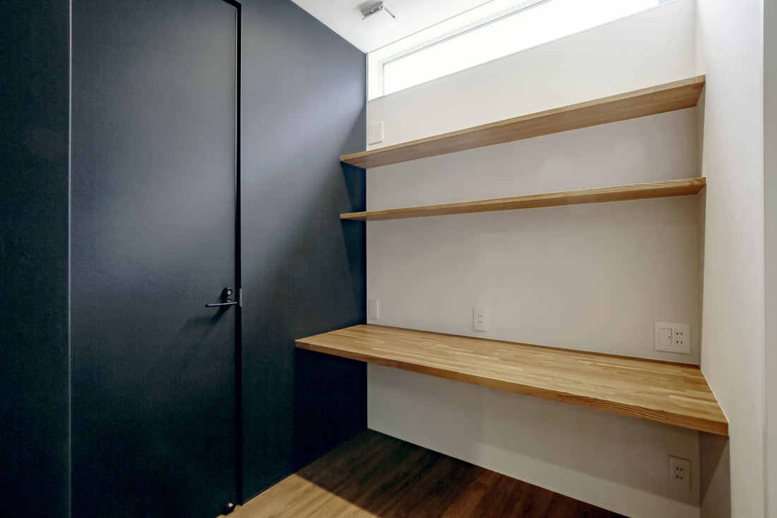 ブラック×木目のスタイリッシュな平屋