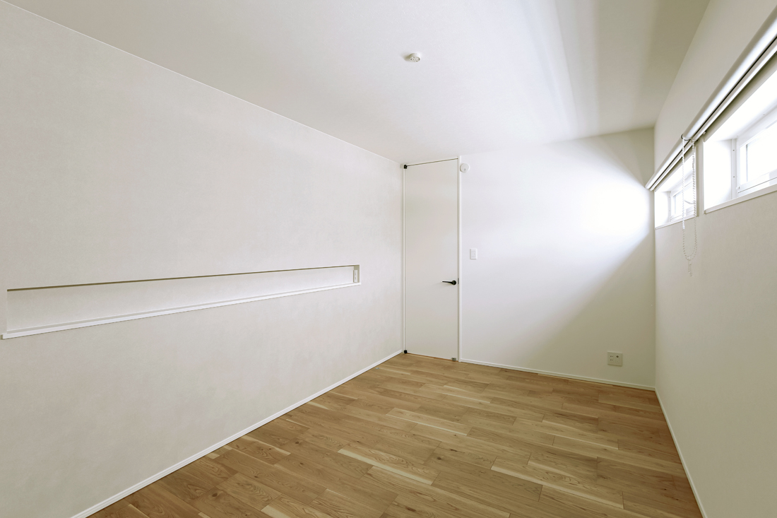 温かさを感じるグレーの平屋