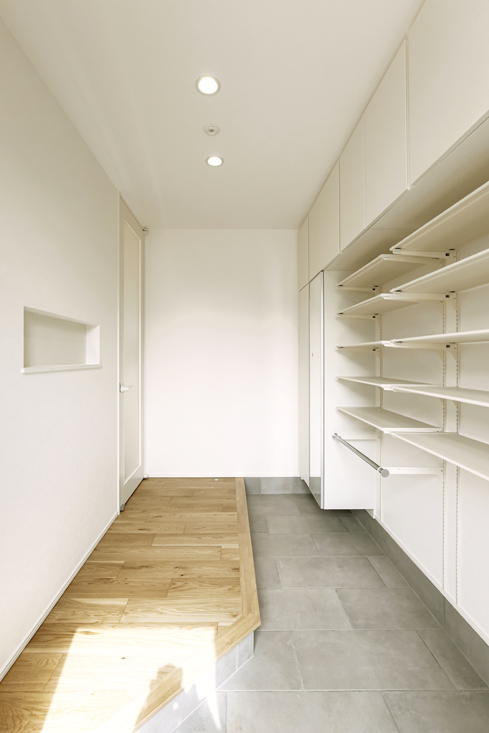 温かさを感じるグレーの平屋