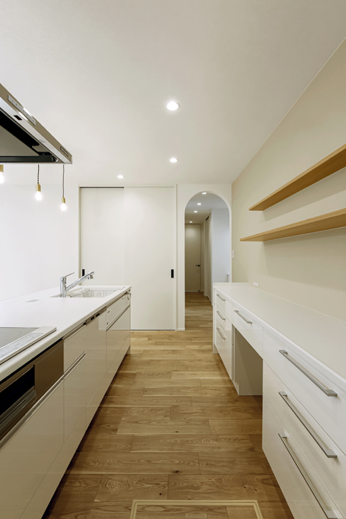 温かさを感じるグレーの平屋