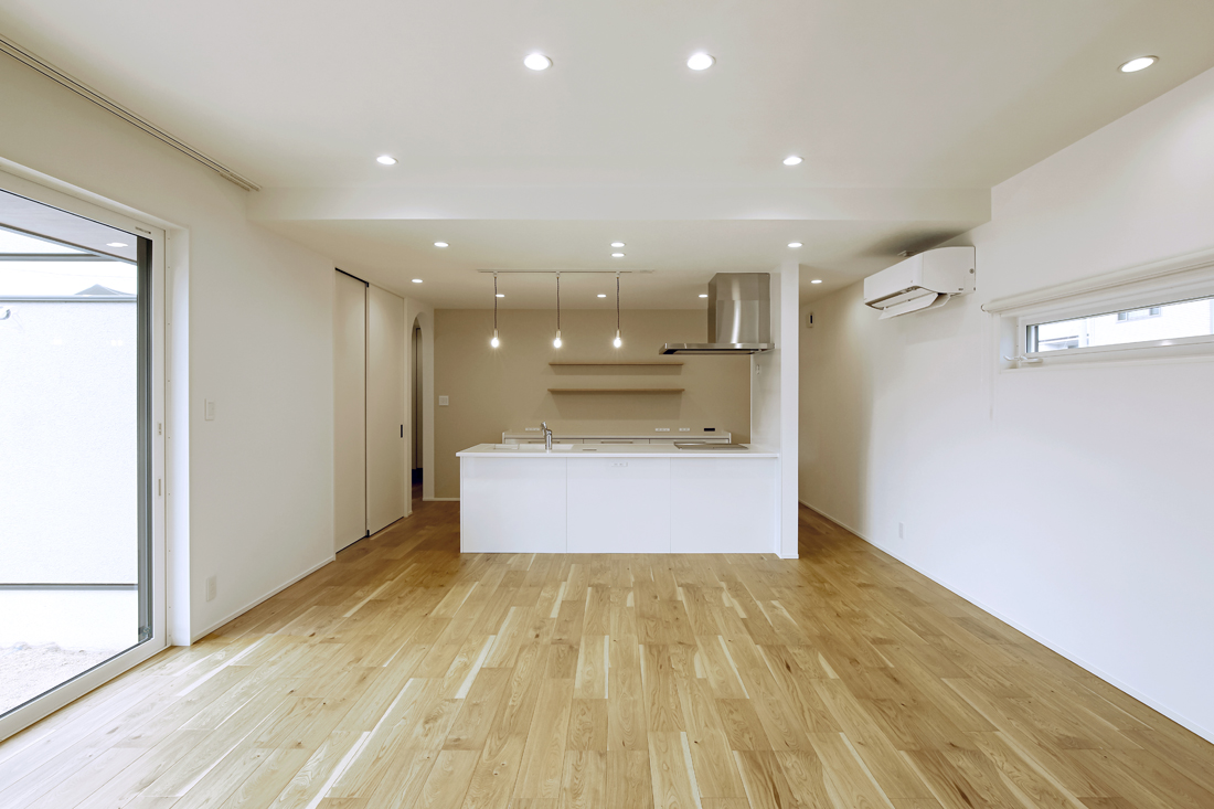 温かさを感じるグレーの平屋