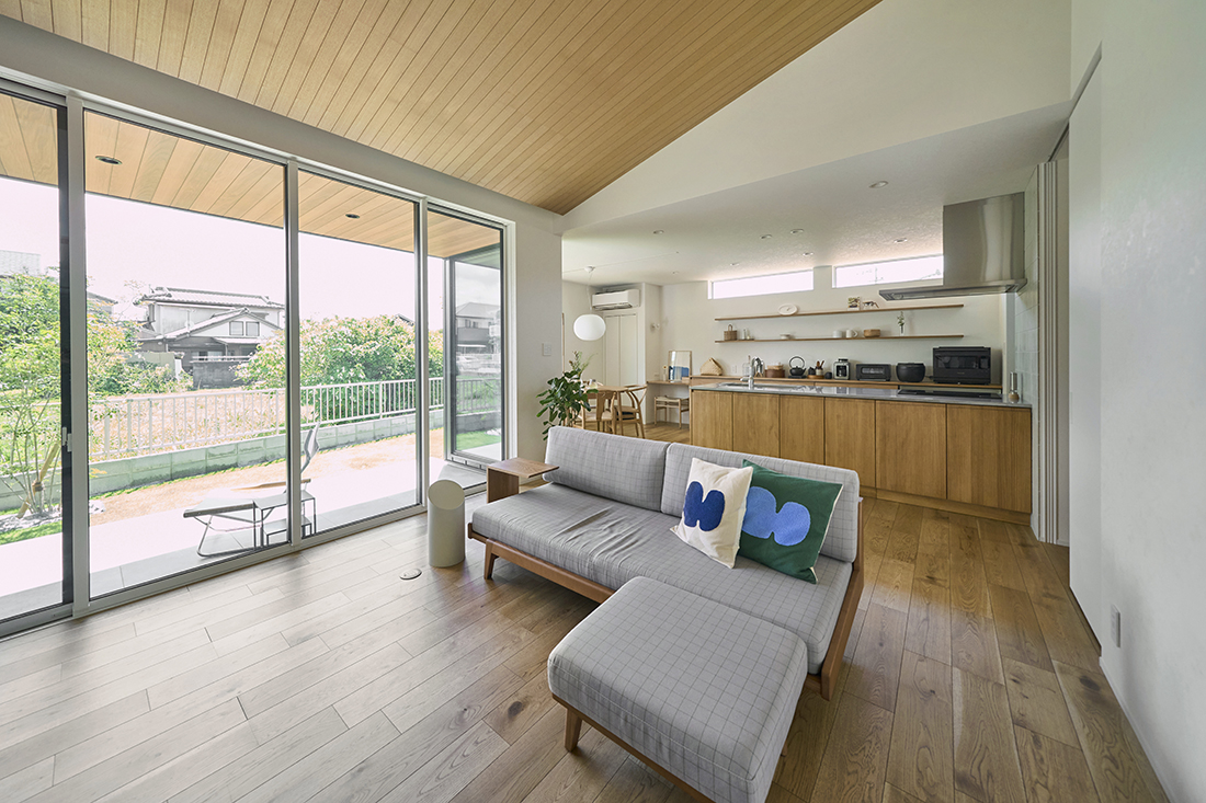 大開口の窓がある北欧ナチュラルなLDK