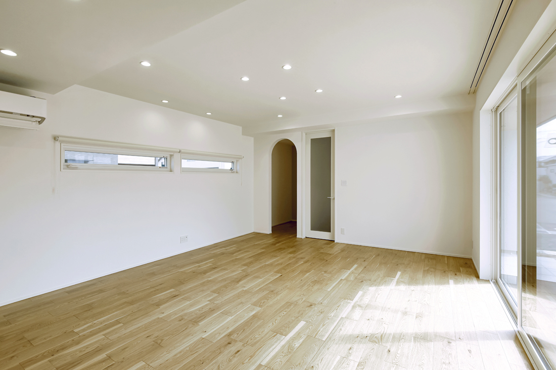 温かさを感じるグレーの平屋