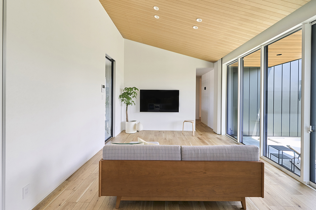 余白の美しさが際立つ勾配天井のリビング