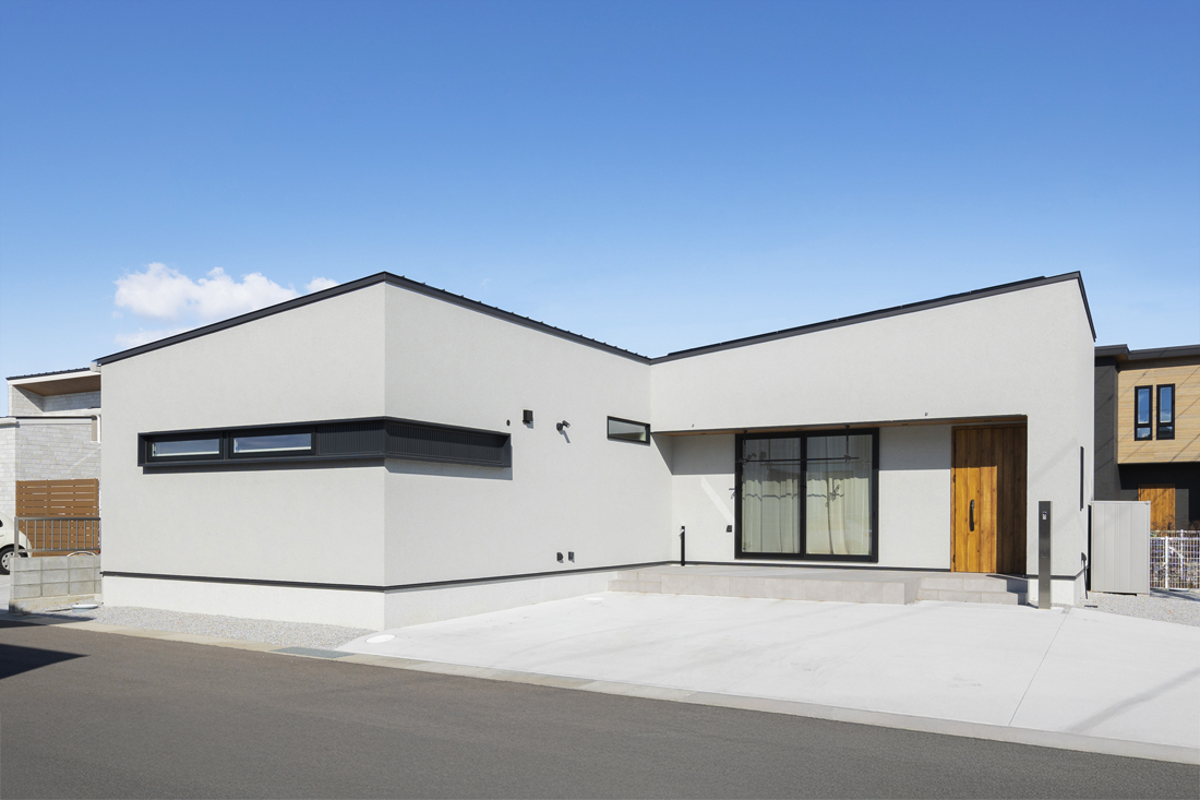 温かさを感じるグレーの平屋