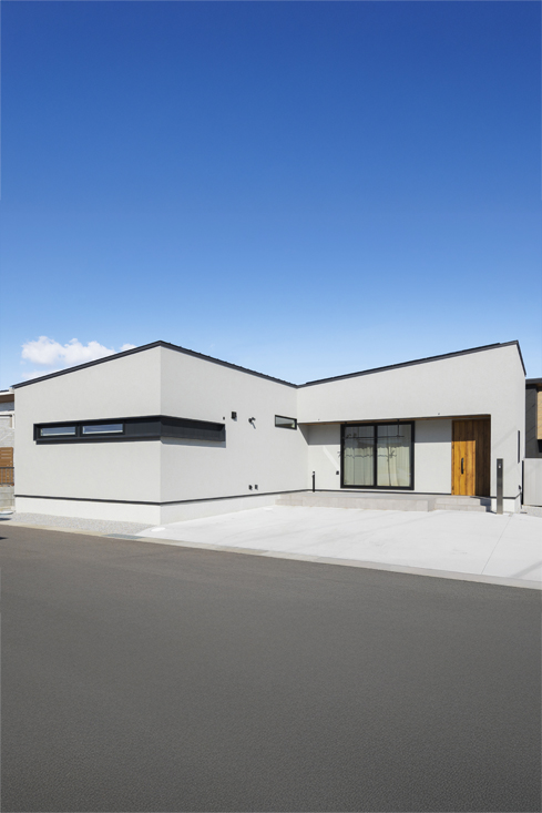 温かさを感じるグレーの平屋