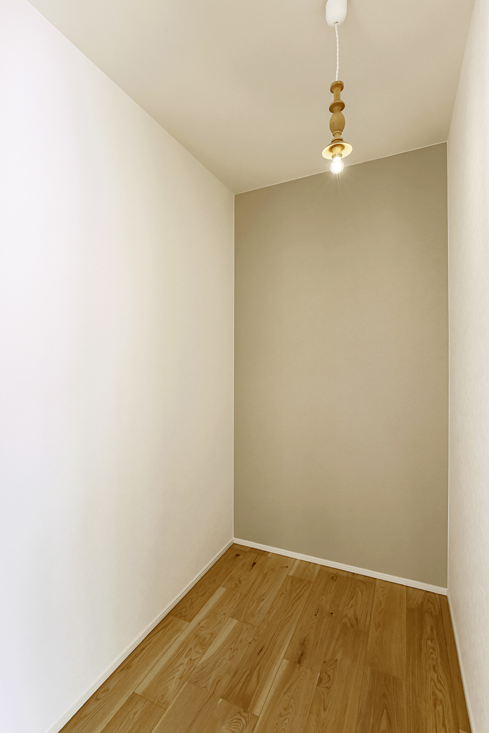 温かさを感じるグレーの平屋