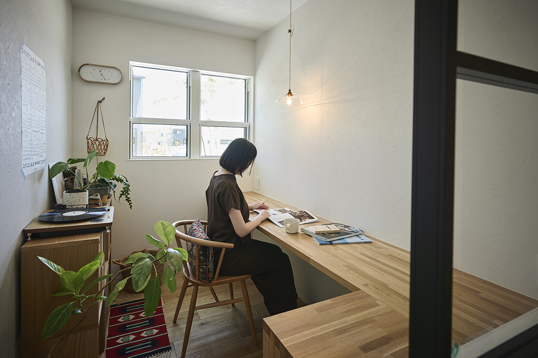 造作のカウンターテーブルのある書斎