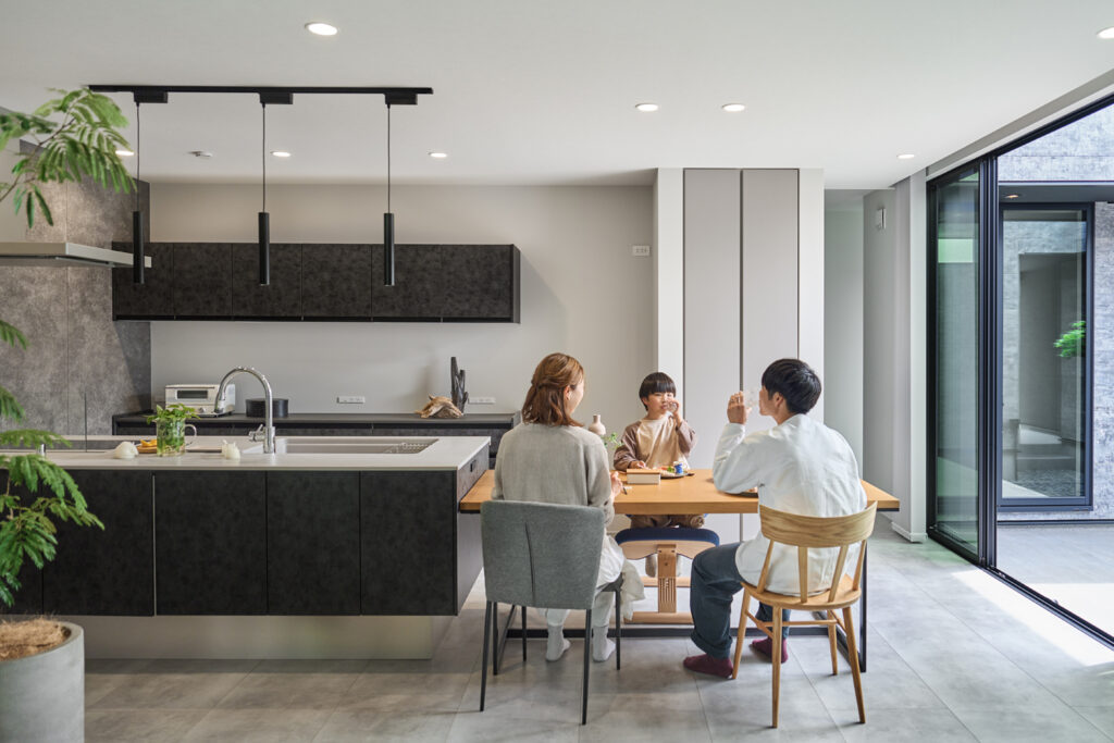 【Life photo】中庭が“自分たちらしさ”を 守り育てる、優しいグレーの家